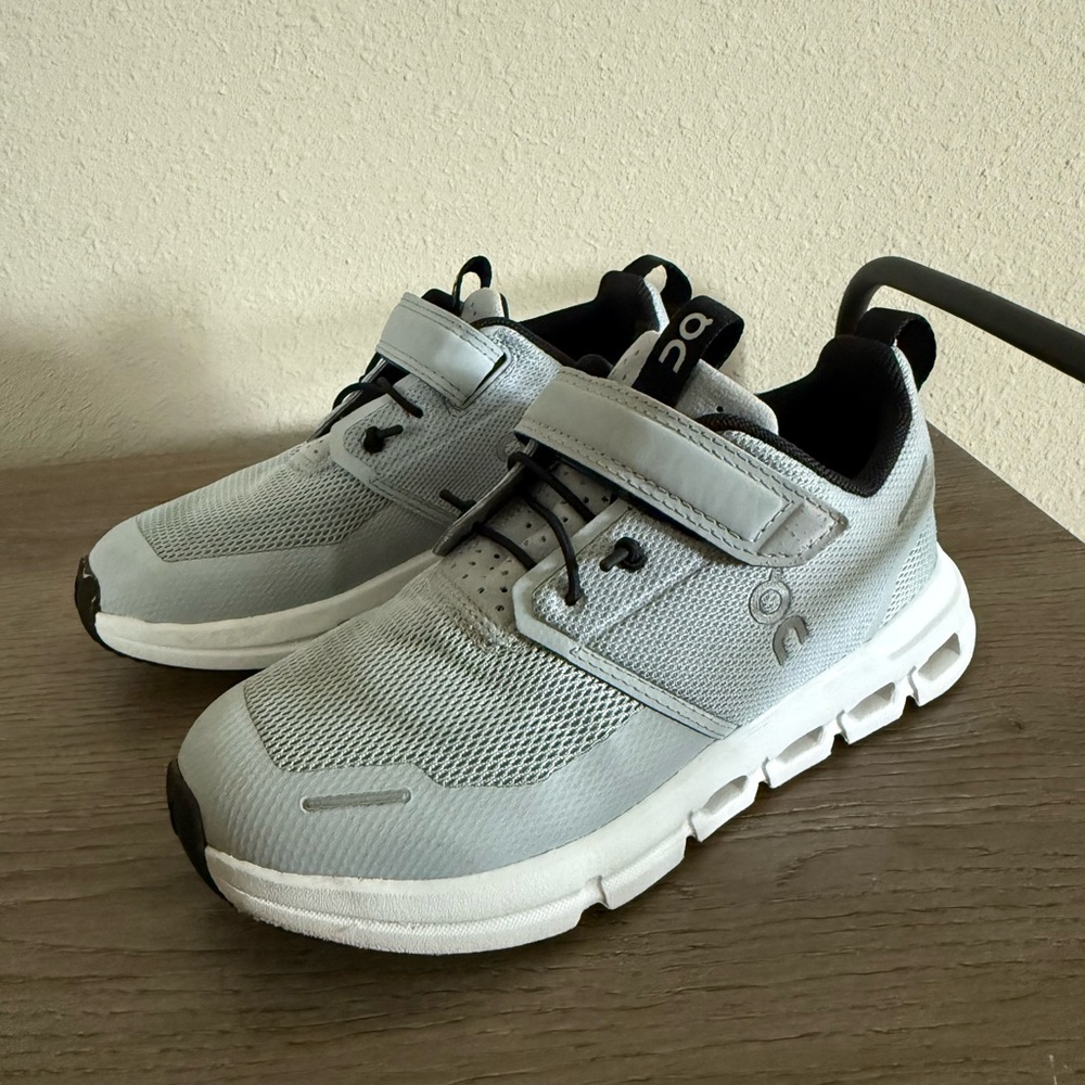 On Cloud Play Kids sneakers Athletic Shoes size US K13 13 kids size